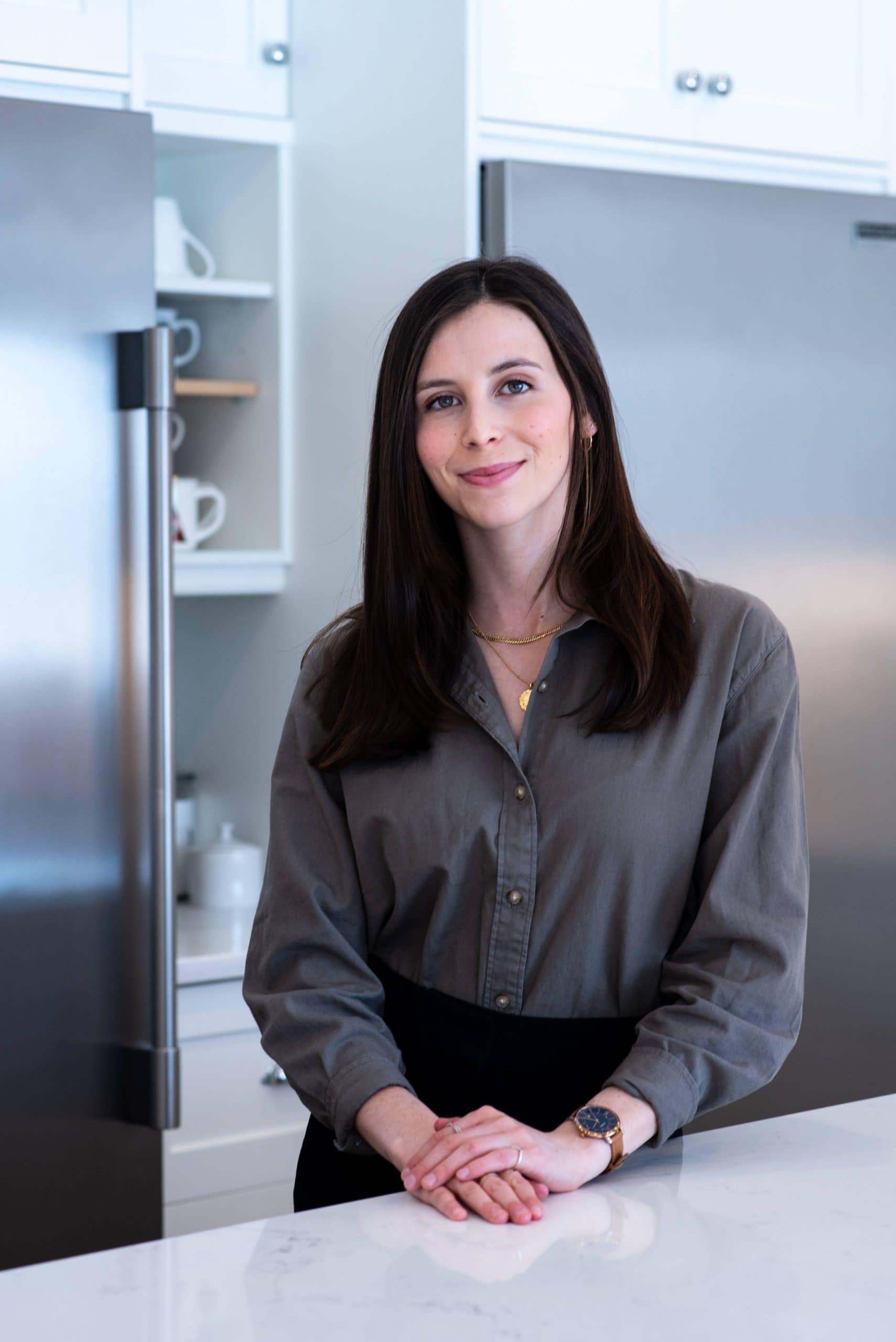Photo of Isabel Zulian with her hands on the counter